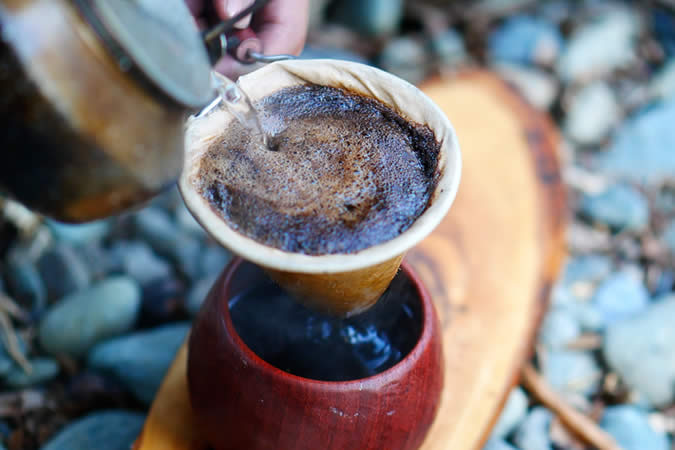 キャンプでコーヒーを楽しむ